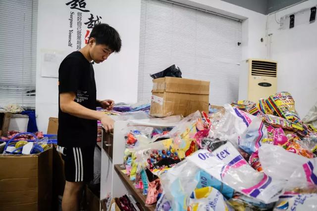 这是所什么学校？新生挤着进，毕业不肯走，人人创业，六旬直播