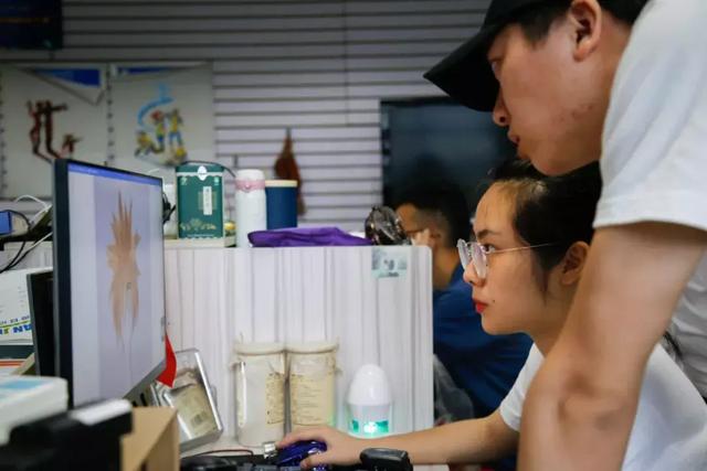 这是所什么学校？新生挤着进，毕业不肯走，人人创业，六旬直播
