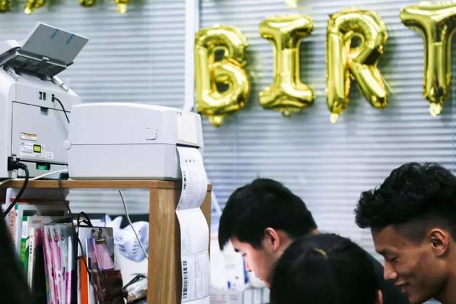 这是所什么学校？新生挤着进，毕业不肯走，人人创业，六旬直播