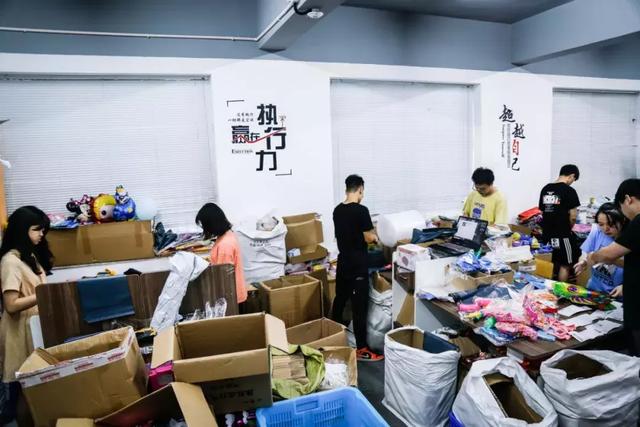 这是所什么学校？新生挤着进，毕业不肯走，人人创业，六旬直播