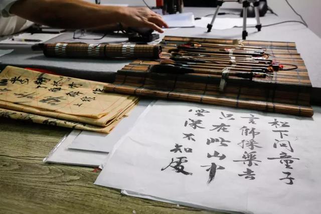 这是所什么学校？新生挤着进，毕业不肯走，人人创业，六旬直播