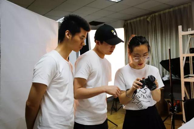 这是所什么学校？新生挤着进，毕业不肯走，人人创业，六旬直播
