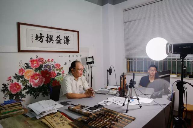 这是所什么学校？新生挤着进，毕业不肯走，人人创业，六旬直播