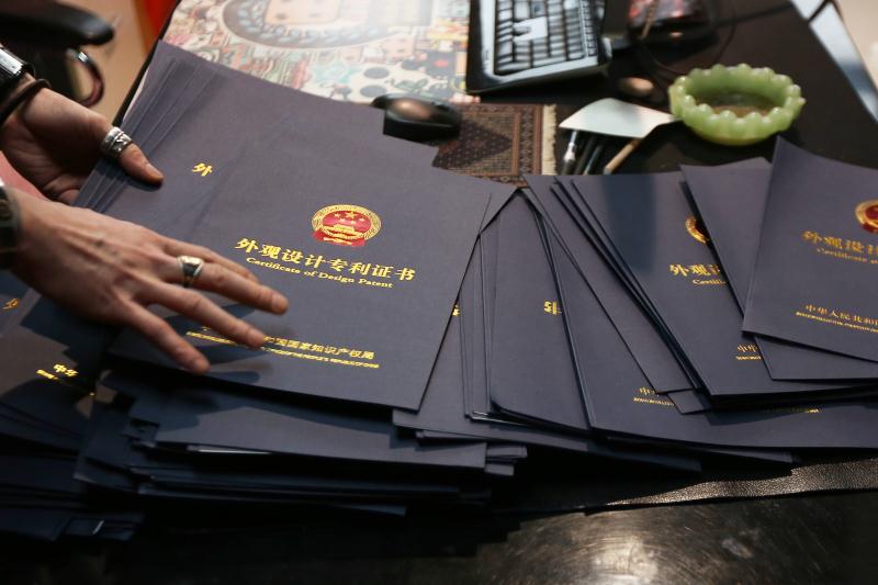 李帅纬展示三威家纺科技的专利和版权证书