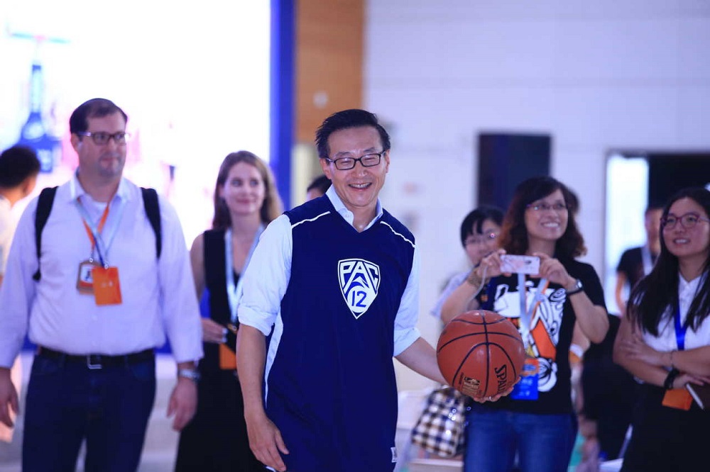 图片：阿里巴巴集团董事局执行副主席蔡崇信（中）