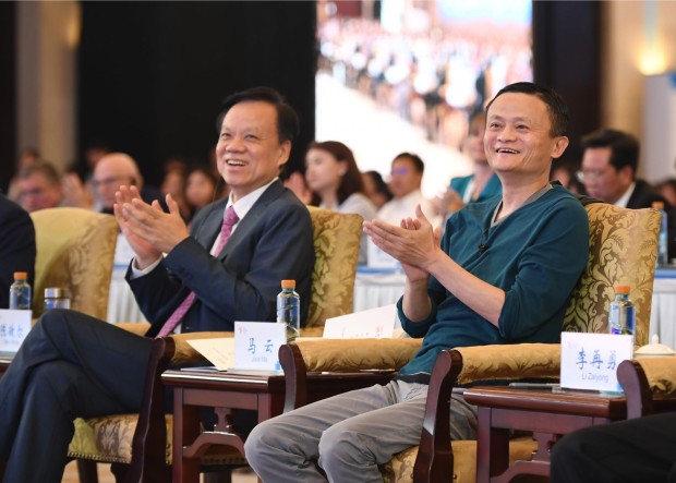 贵州省委书记陈敏尔同阿里巴巴集团董事局主席马云一起参加了当天的“机器智能”高峰对话